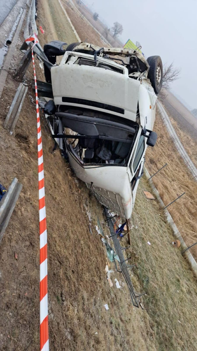 Koszmarny wypadek na S5. Dostawczak uderzył w bariery i dachował