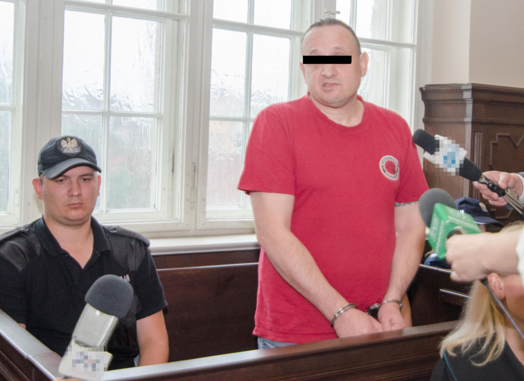 PODCIĄŁ JEJ GARDŁO NOŻYCZKAMI, BO GO NIE CHCIAŁA.