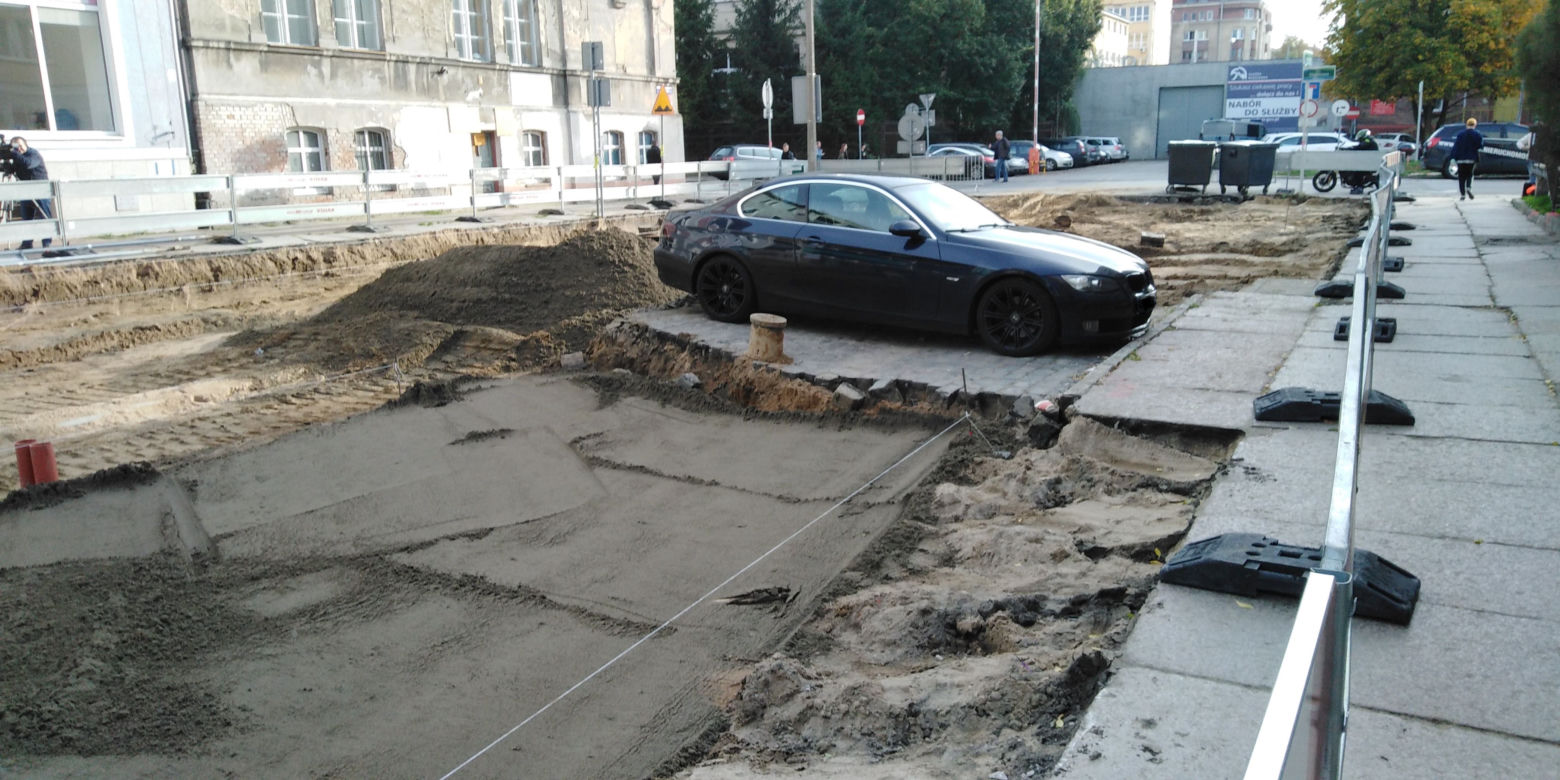 Zaparkowany samochód blokuje przebudowę ulic