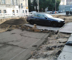 Zaparkowany samochód blokuje przebudowę ulic