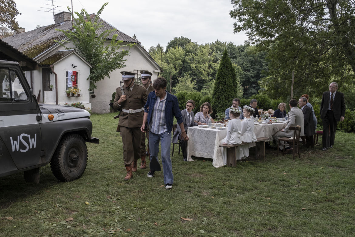 Stulecie Winnych 4, odc. 43: Antek (Krzysztof Cybulski), Władek (Arkadiusz Janiczek), Ania (Urszula Grabowska), Jasiek (Patryk Szwichtenberg)