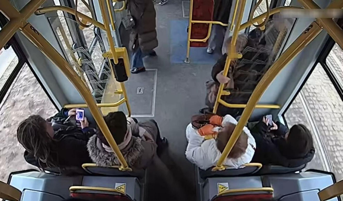 Szokujące sceny z tramwaju w Warszawie. Opublikowano właśnie nagranie. „Trzymaj się mocno”