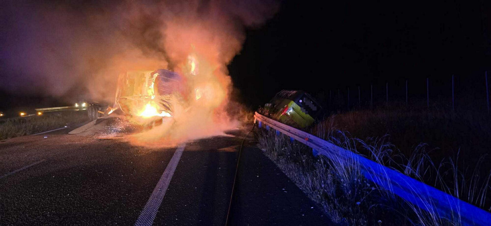 Dramat na S7. Autobus zderzył się z samochodem ciężarowym. Dziecko wśród poszkodowanych