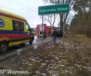 Dąbrówka Nowa. Samochód roztrzaskał się na drzewie! 2 osoby trafiły do szpitala