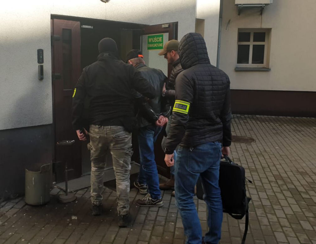 56-latek pokazywał małoletnim treści pornograficzne