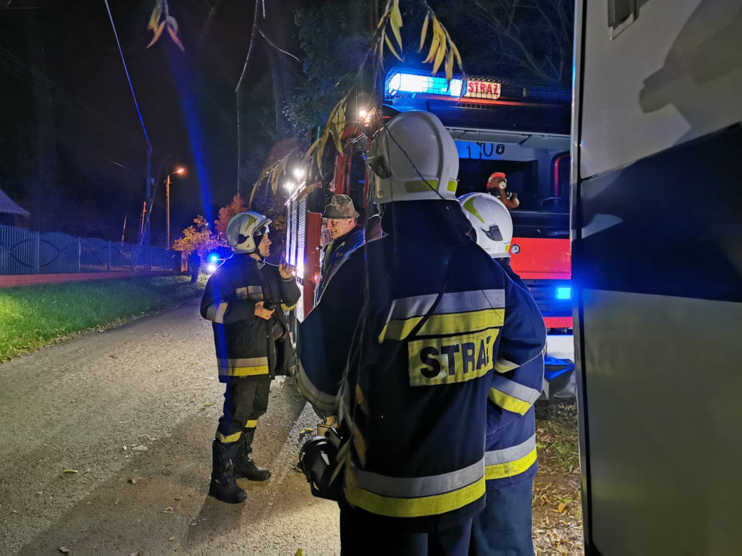 Wichura powaliła drzewo na autobus