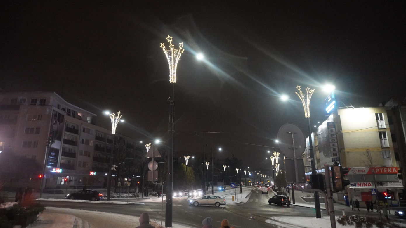 Świąteczne iluminacje w Olsztynie zachwycają. Prawdziwą „gwiazdą” jest choinka na starówce [ZDJĘCIA]
