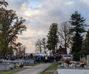 Grób Miecia utonął w białych kwiatach