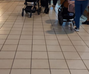 Krakowianie rzucili się na zakupy w ostatni dzień przed lockdownem. Tłumy w galeriach!