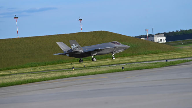 Szef MON nie krył dumy. Pierwsze F-35 już w kraju
