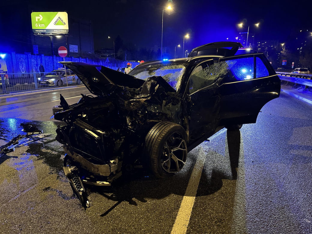 Potworny wypadek w Warszawie. Zderzenie karetki z autem osobowym. Są ranni