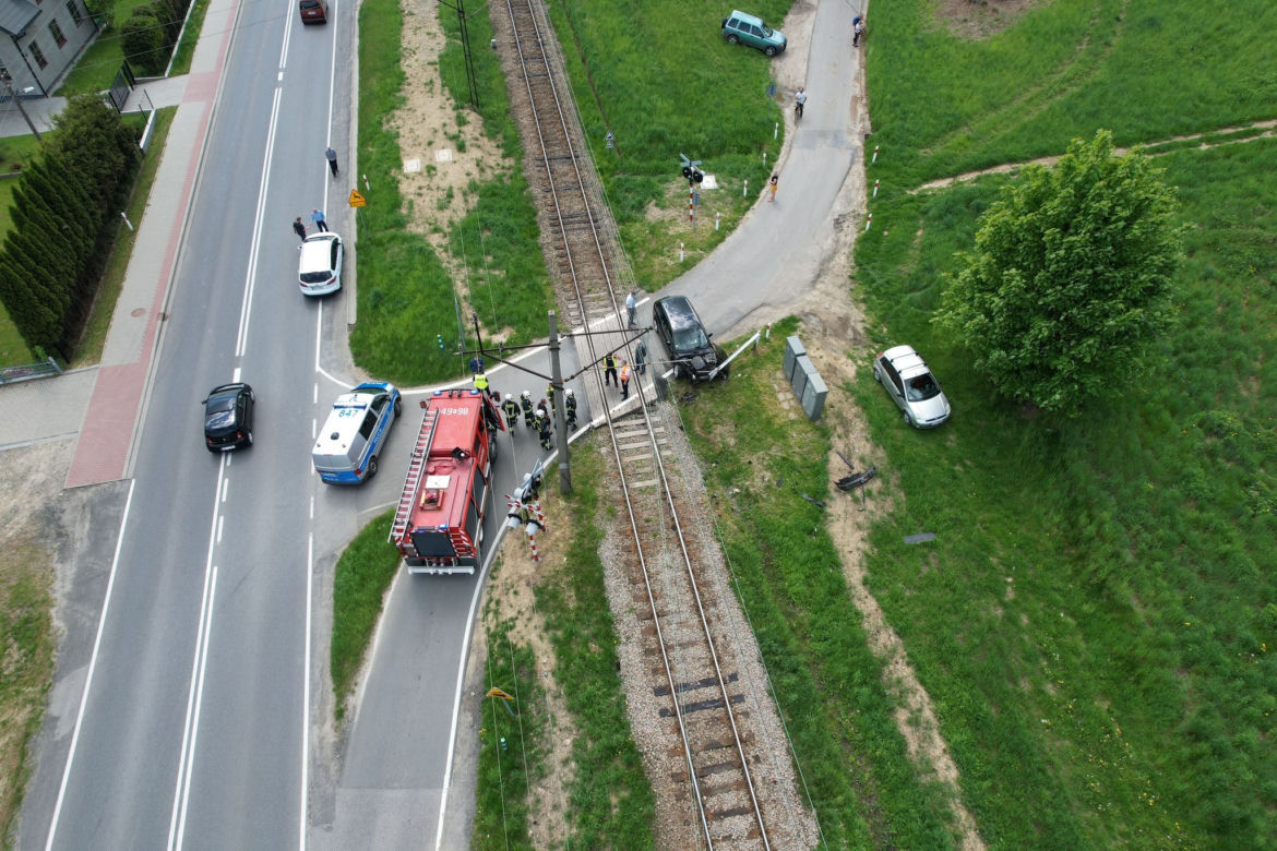 Wjechał wprost pod pociąg i odbił się od lokomotywy! Nagłe hamowanie zapobiegło tragedii 