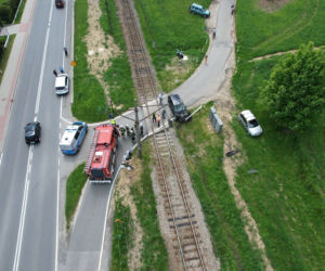 Wjechał wprost pod pociąg i odbił się od lokomotywy! Nagłe hamowanie zapobiegło tragedii 