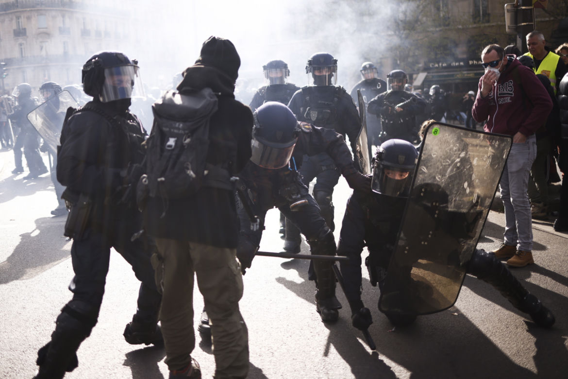 Protesty we Francji. Kilkunastu policjantów rannych