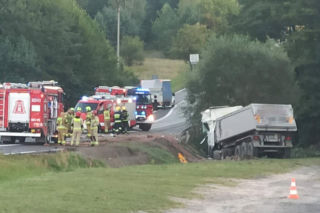 Wypadek na DK 74 w Świętokrzyskiem. Dwie osoby trafiły do szpitala