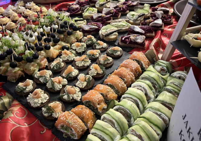 XX Dożynki Rybackie pod Lublinem. Goście ustawiali się w kolejce po rybne specjały