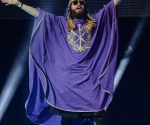 Jared Leto przebrany za księdza