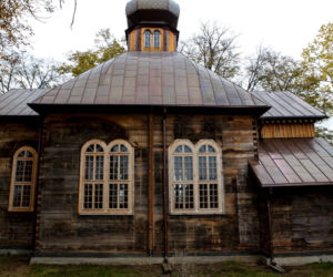 Ksiądz robi na drutach żeby ratować kościół