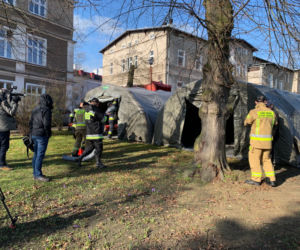 Na terenie szpitala przy ul. Arkońskiej stanęły mobilne izby przyjęć