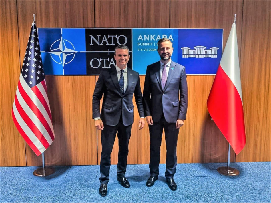 Peter Hegseth i Władysław Kosiniak-Kamysz po spotakniu w Ankarze