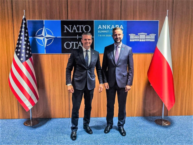 Peter Hegseth i Władysław Kosiniak-Kamysz po spotakniu w Ankarze