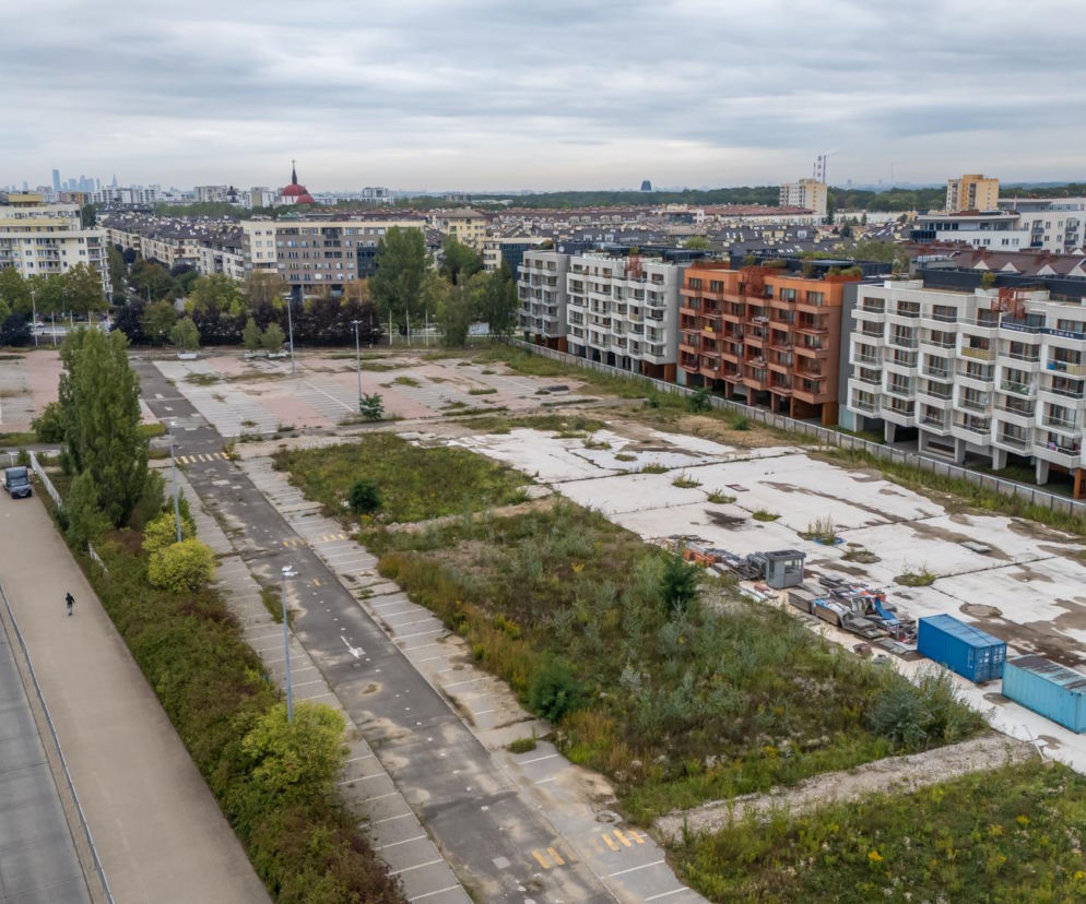 Pusta działka po markecie Tesco na Kabatach otoczona blokami. O sporze o Nowy Rytm Kabaty przeczytasz na Architektura.