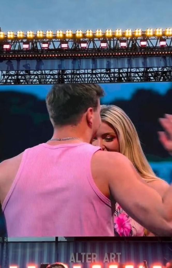 Radny z Konina na scenie z Zara Larsson