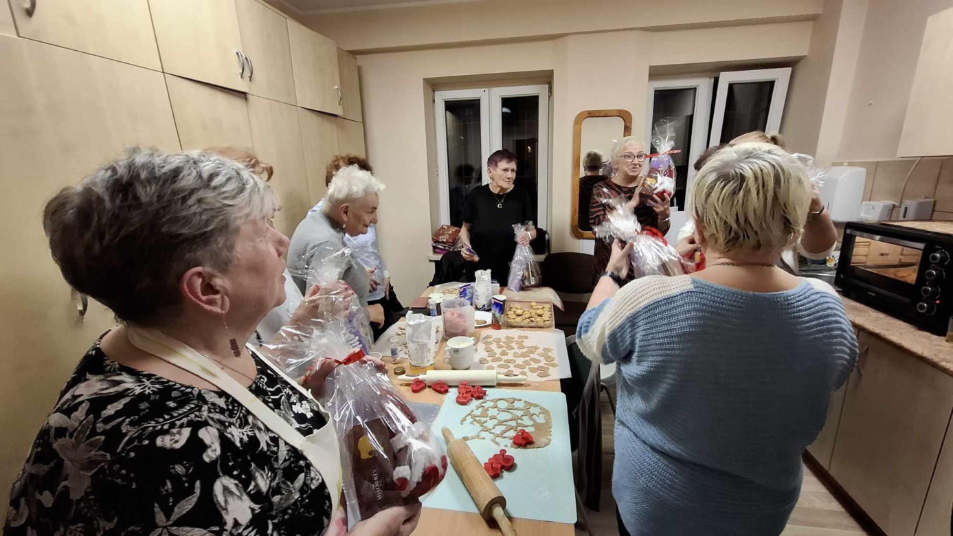 Międzypokoleniowe pieczenie pierników w PCK w Kaliszu