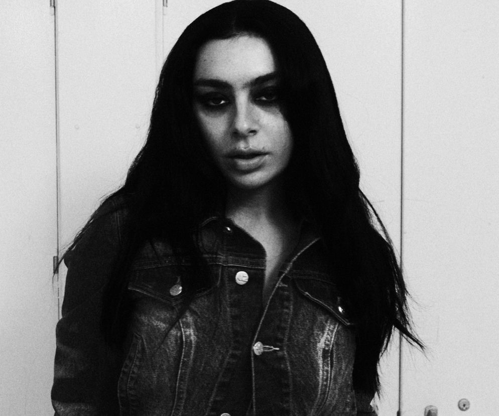 Charli XCX w jeansowej kurtce na czarno-białym zdjęciu. O nowym albumie gwiazdy przeczytasz na Eska.