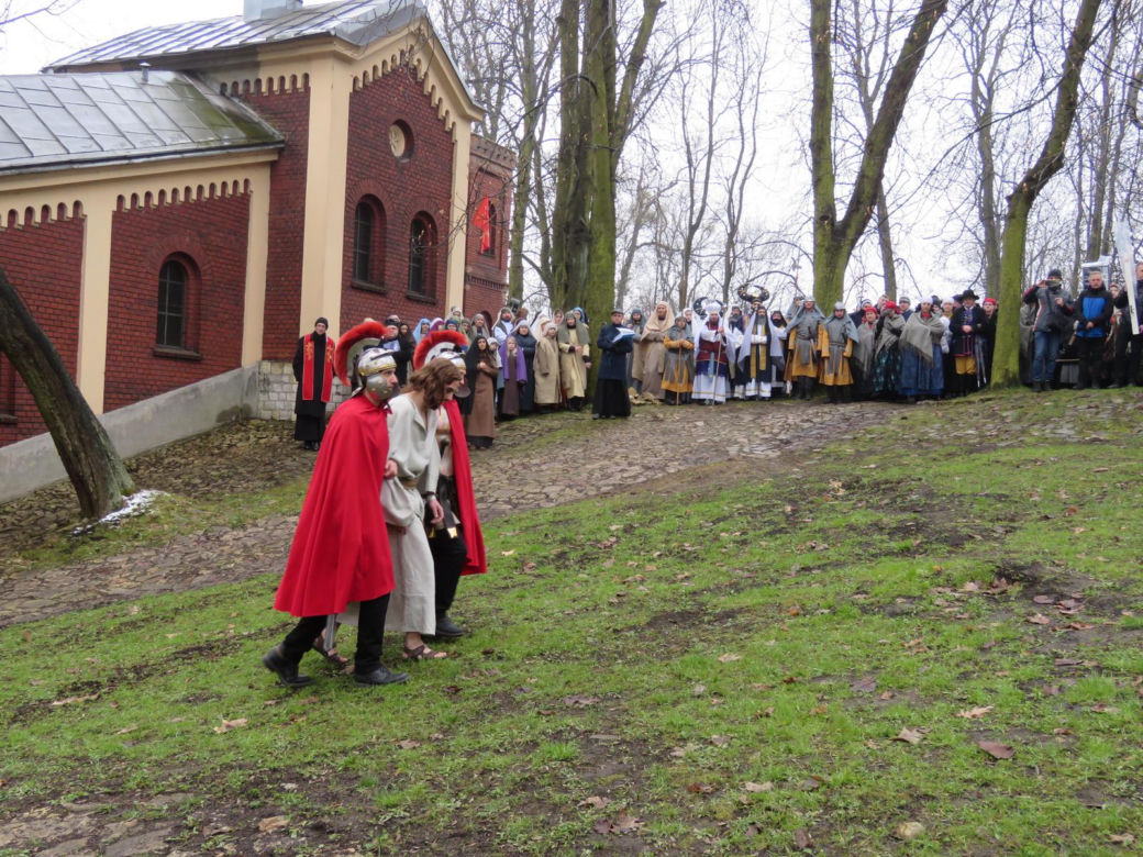 Misterium Męki Pańskiej na kalwaryjskim wzgórzu w Piekarach Śląskich