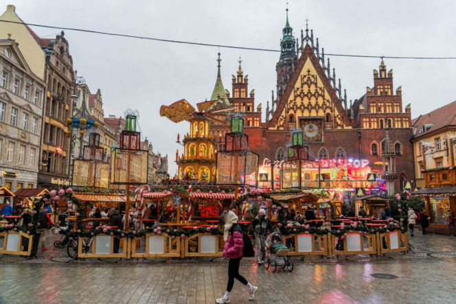 Wroclaw. Jarmark Bozonarodzeniowy juz otwarty.