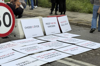 Cichy marsz w Krakowie po tragicznym wypadku. Zginęło młode małżeństwo