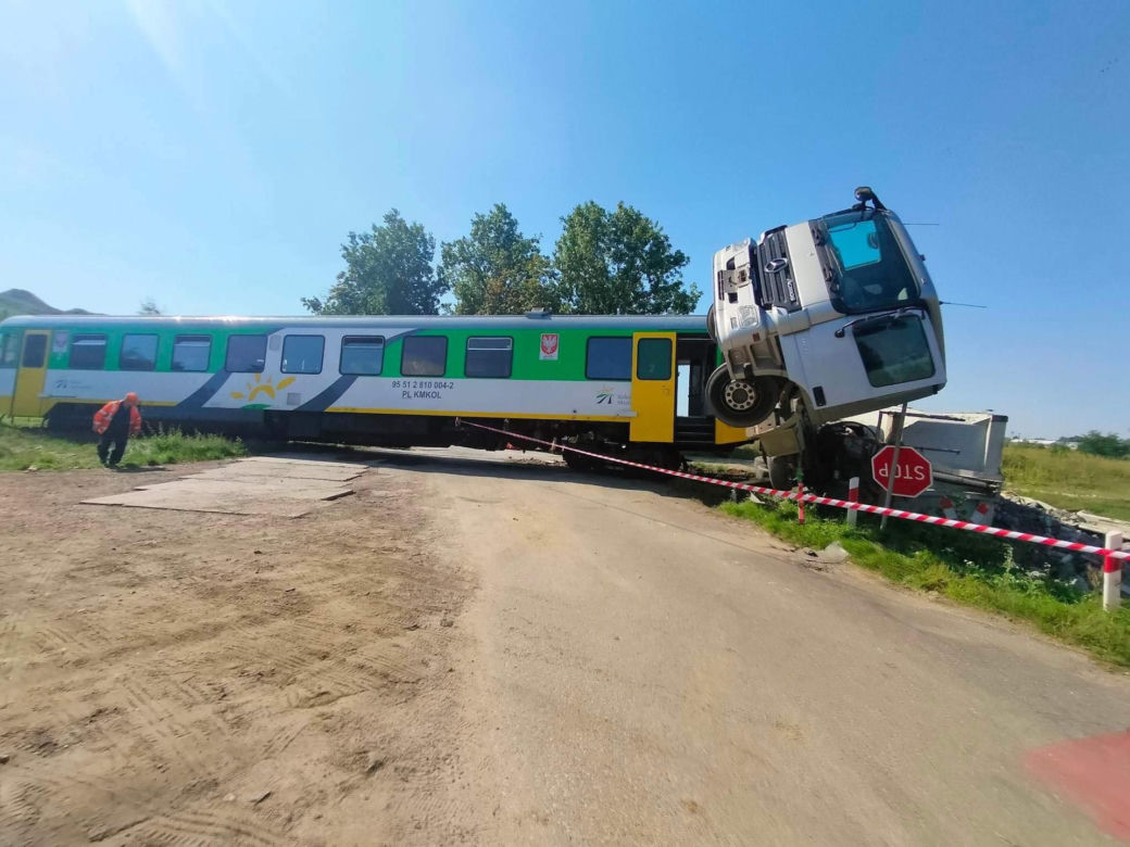 Szynobus uderzył w ciężarówkę