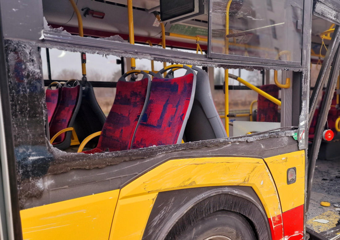 Betoniarka huknęła w autobus miejski. Pasażerka wylądowała w szpitalu