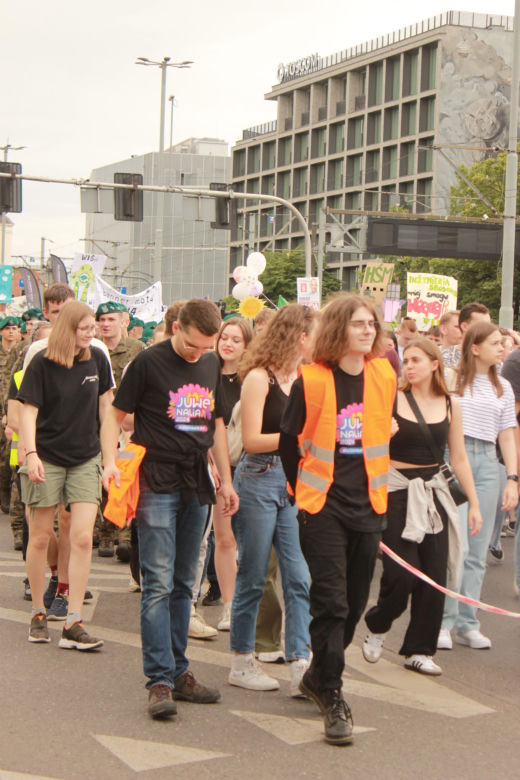 Studenci opanowali Wrocław. Pochód juwenaliowy przeszedł ulicami miasta. Było śpiewająco! [ZDJĘCIA]