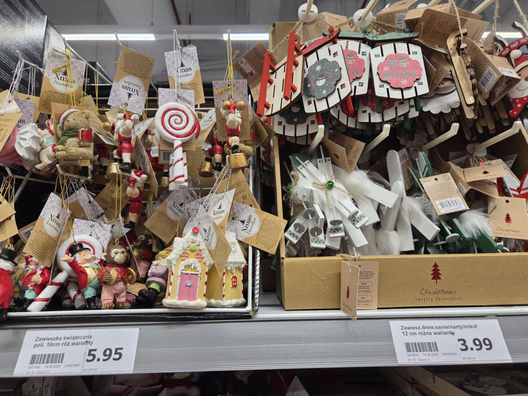 Lato się kończy, a w sklepach już święta Bożego Narodzenia. Klienci w szoku. "To przesada!"