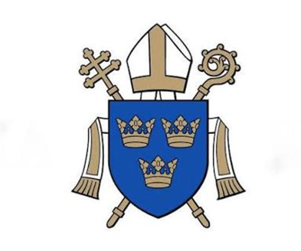 Herb Archidiecezji Krakowskiej na białym tle. Na niebieskiej tarczy znajdują się trzy złote korony. Nad tarczą mitra biskupia, pastorał i krzyż, symbolizujące władzę kościelną. Więcej o oświadczeniu kurii w sprawie relacji polsko-ukraińskich przeczytasz na naszym portalu.