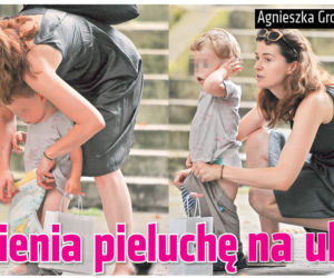 Zmienia pieluchę na ulicy
