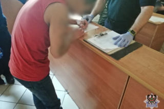 Policjanci zatrzymali poszukiwanego włamywacza. Podziękował im za skuteczność