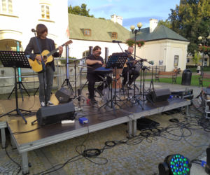 Spotkanie autorskie Artura Ziontka i koncert siedleckich artystów przy fontannie 18.08.2021