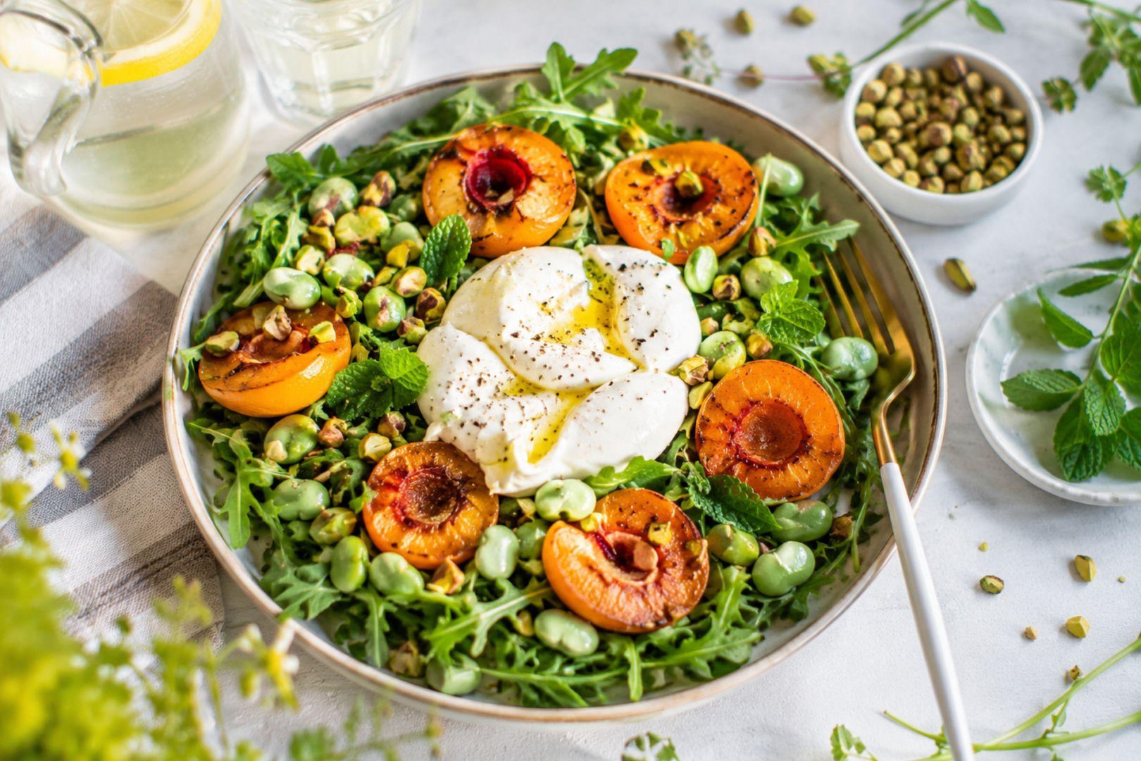 Bób, pieczone morele i burrata. Sałatka, której nie powstydziłaby się restauracja
