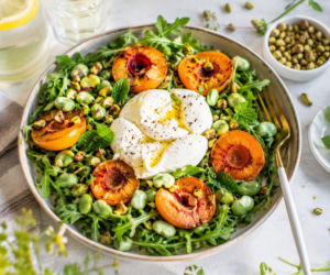 Bób, pieczone morele i burrata. Sałatka, której nie powstydziłaby się restauracja