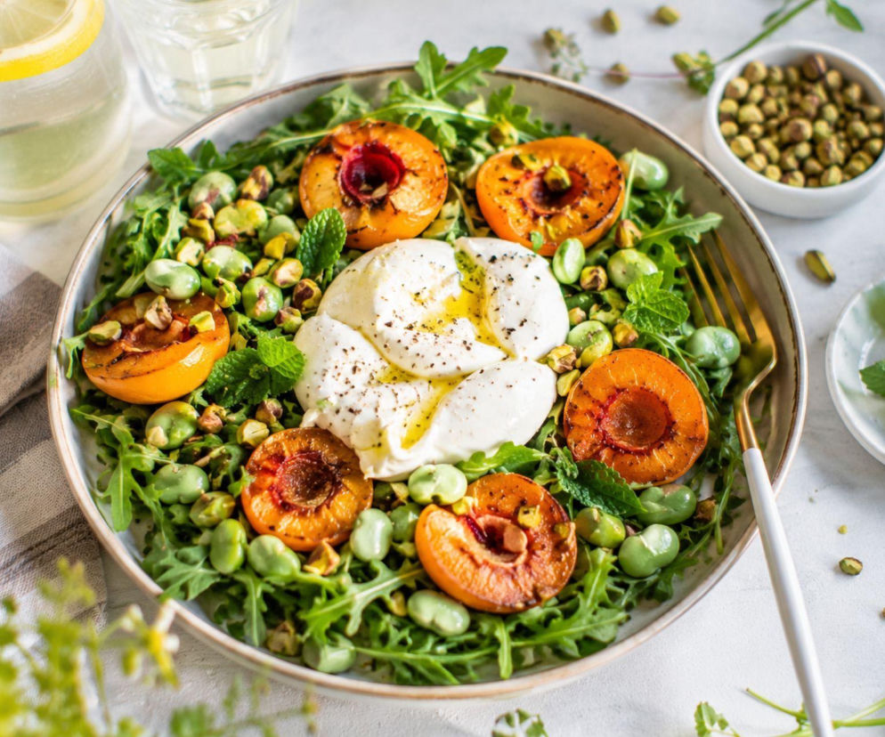 Bób, pieczone morele i burrata. Sałatka, której nie powstydziłaby się restauracja