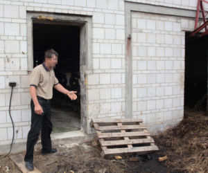 Drzwi obory przygniotły 3-letnią Oleńkę. Wgniotły dziewczynkę w mokrą ziemię