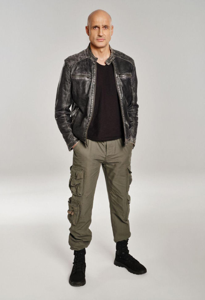 Szymon Dec, nadkomisarz (Robert Koszucki) 