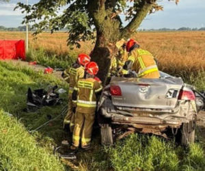 Samochód wypadł z drogi i rozbił się na drzewie. Dwie osoby nie żyją!