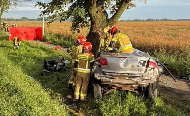 Samochód wypadł z drogi i rozbił się na drzewie. Dwie osoby nie żyją!