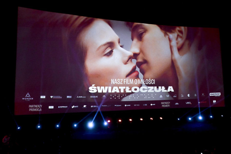 Rozbicki w mokasynach, Szczawińska z torebką za krocie i "młodziutka" Torbicka. Tłum gwiazd na premierze filmu