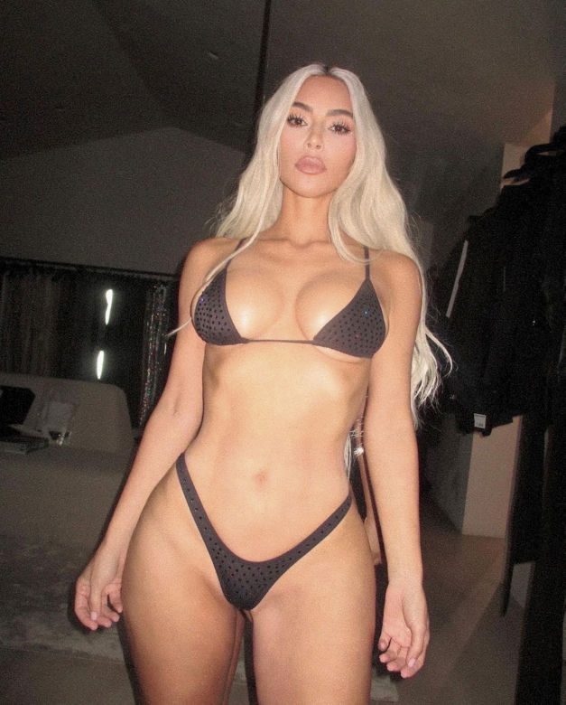 Kim Kardashian uciekła przed zimą w tropiki! Opina ją mokre bikini