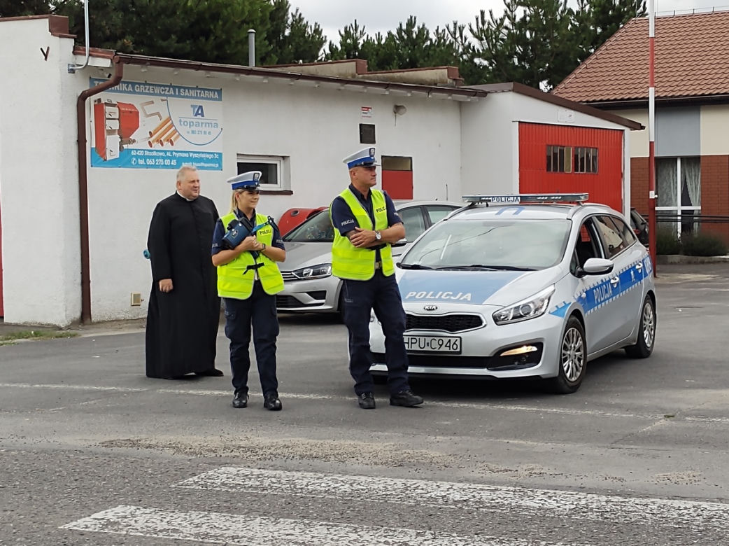 Ksiądz razem z drogówką zatrzymywał kierowców. Tego jeszcze nie widzieli [ZDJĘCIA]